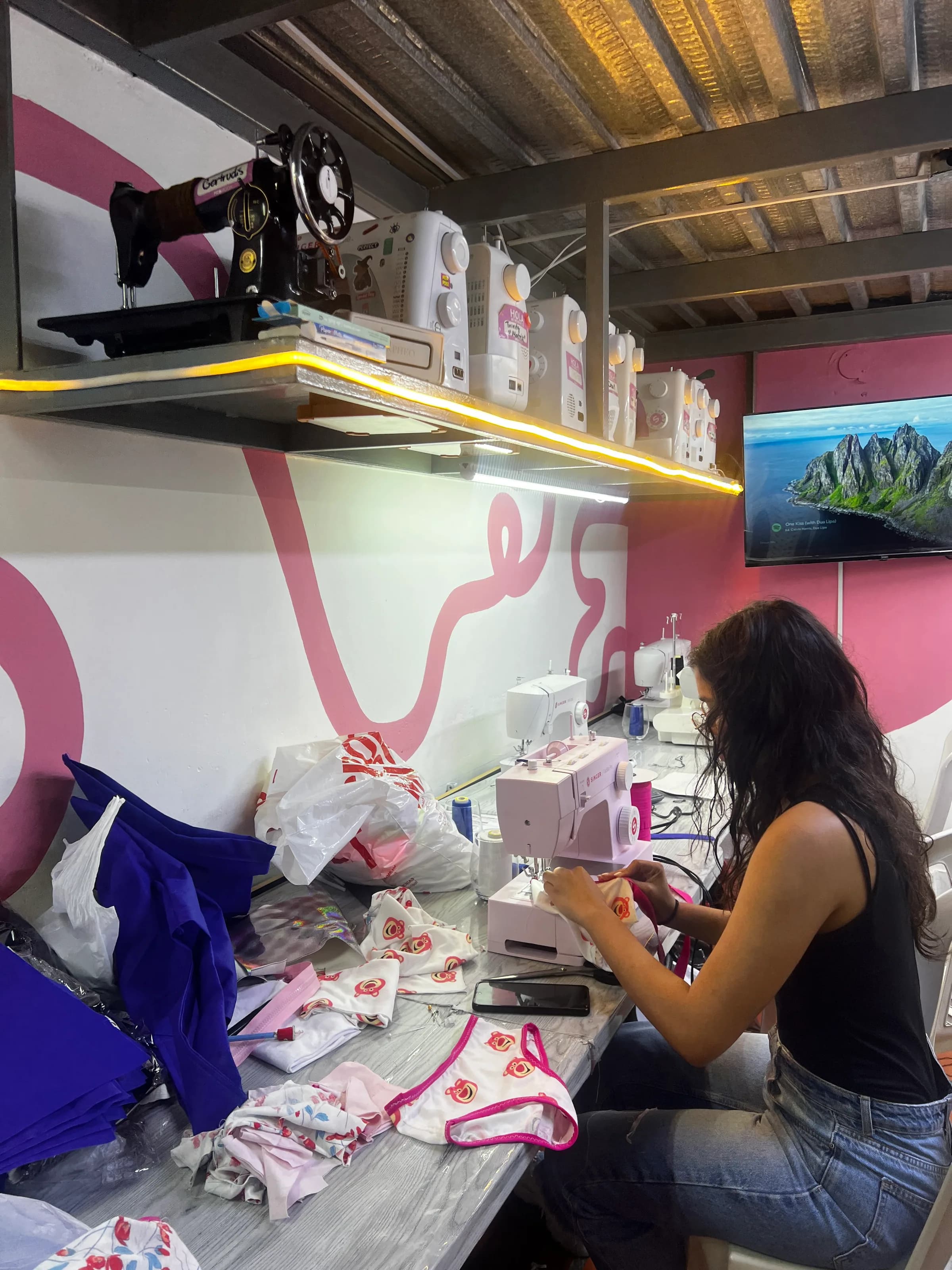Productos textiles terminados sobre una mesa de trabajo